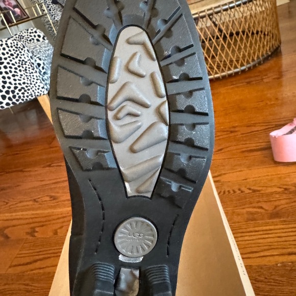 UGG Smithfield, new in box, size 9 - Picture 5 of 6